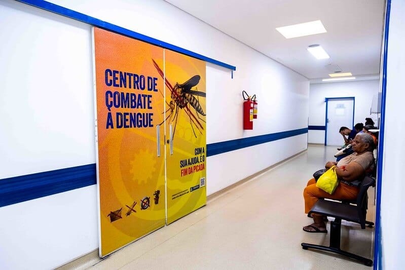 Banner informativo sobre os sintomas e sinais de alerta da dengue.
