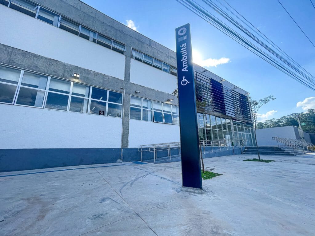 Passageiros embarcando na nova Estação Ambuitá em Itapevi.